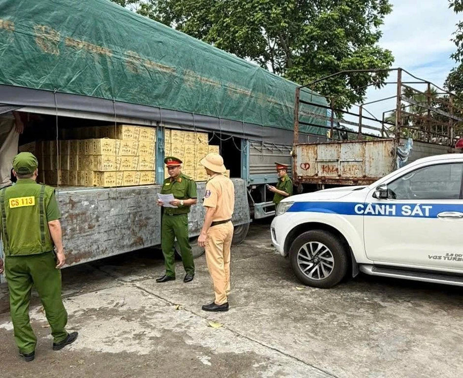 Phát hiện 400 thùng bia, 4 tạ thực phẩm không rõ nguồn gốc ở Tuyên Quang Phát hiện 400 thùng bia, 4 tạ thực phẩm không rõ nguồn gốc ở Tuyên Quang