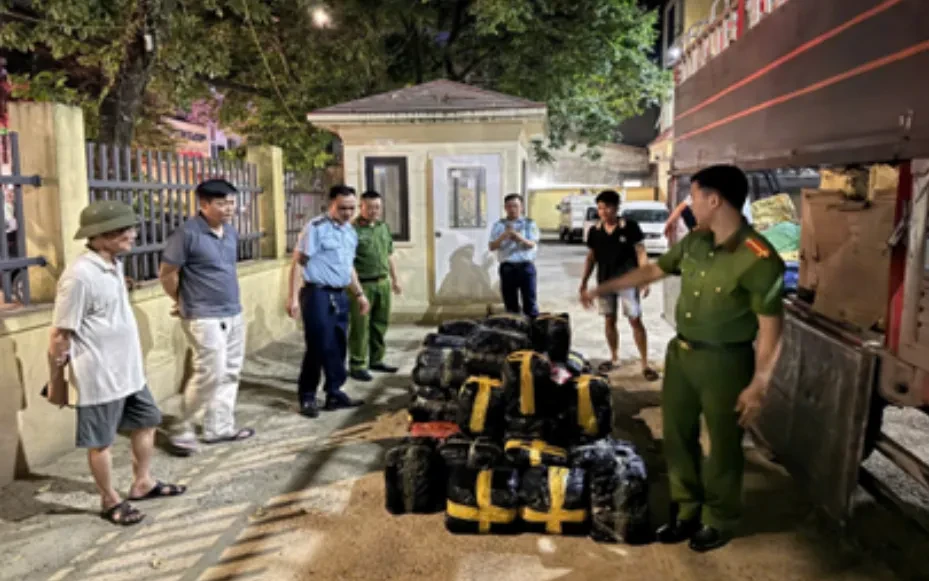 Phát hiện 700 kg lạp xưởng in chữ nước ngoài, không có hóa đơn chứng từ Phát hiện 700 kg lạp xưởng in chữ nước ngoài, không có hóa đơn chứng từ
