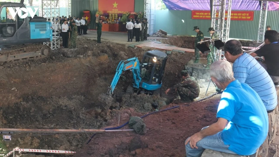 Phát hiện 8 bộ hài cốt liệt sĩ, 7 di vật kèm theo tại Công viên Lê Thị Riêng Phát hiện 8 bộ hài cốt liệt sĩ, 7 di vật kèm theo tại Công viên Lê Thị Riêng