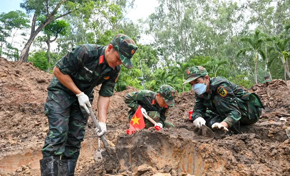 Phát hiện 9 khăn quàng chôn cùng hài cốt liệt sĩ tại Công viên Lê Thị Riêng