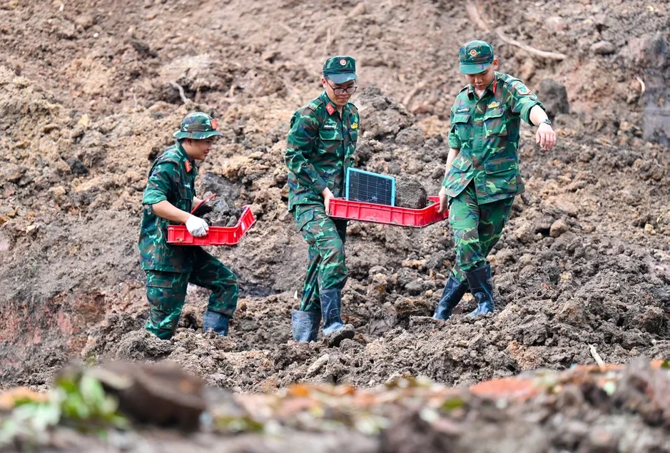 Phát hiện 9 khăn quàng chôn cùng hài cốt liệt sĩ tại Công viên Lê Thị Riêng