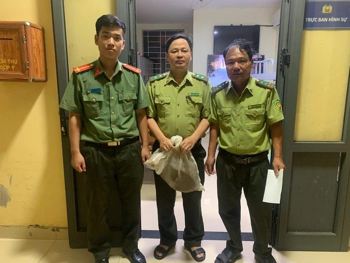 Phát hiện bao lưới chứa con vật quý hiếm rơi giữa đường Phát hiện bao lưới chứa con vật quý hiếm rơi giữa đường