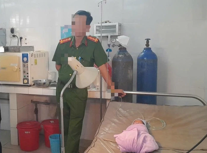 Phát hiện bé trai sơ sinh bị bỏ rơi, bàn tay trái có 6 ngón Phát hiện bé trai sơ sinh bị bỏ rơi, bàn tay trái có 6 ngón