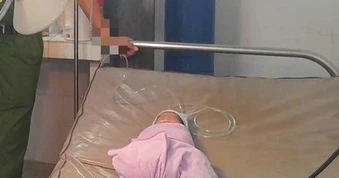 Phát hiện bé trai sơ sinh bị bỏ rơi, bàn tay trái có 6 ngón