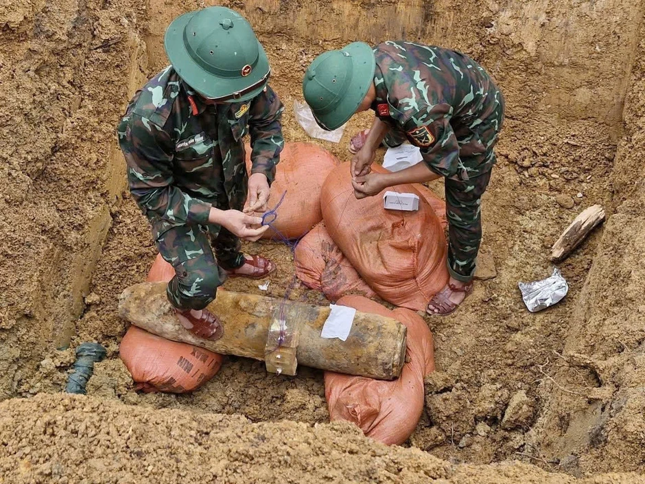 Phát hiện bom 'khủng' còn nguyên đầu nổ khi cải tạo vườn Phát hiện bom 'khủng' còn nguyên đầu nổ khi cải tạo vườn