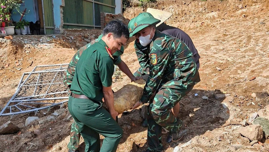 Phát hiện bom 'khủng' còn nguyên đầu nổ khi cải tạo vườn Phát hiện bom 'khủng' còn nguyên đầu nổ khi cải tạo vườn