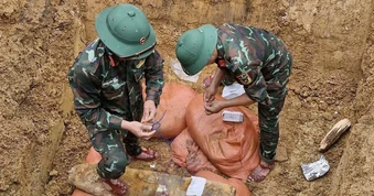 Phát hiện bom 'khủng' còn nguyên đầu nổ khi cải tạo vườn