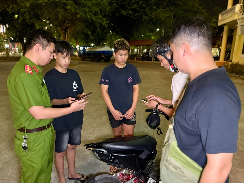 Phát hiện các nhóm thanh thiếu niên livestream cổ vũ đua xe trái phép Phát hiện các nhóm thanh thiếu niên livestream cổ vũ đua xe trái phép
