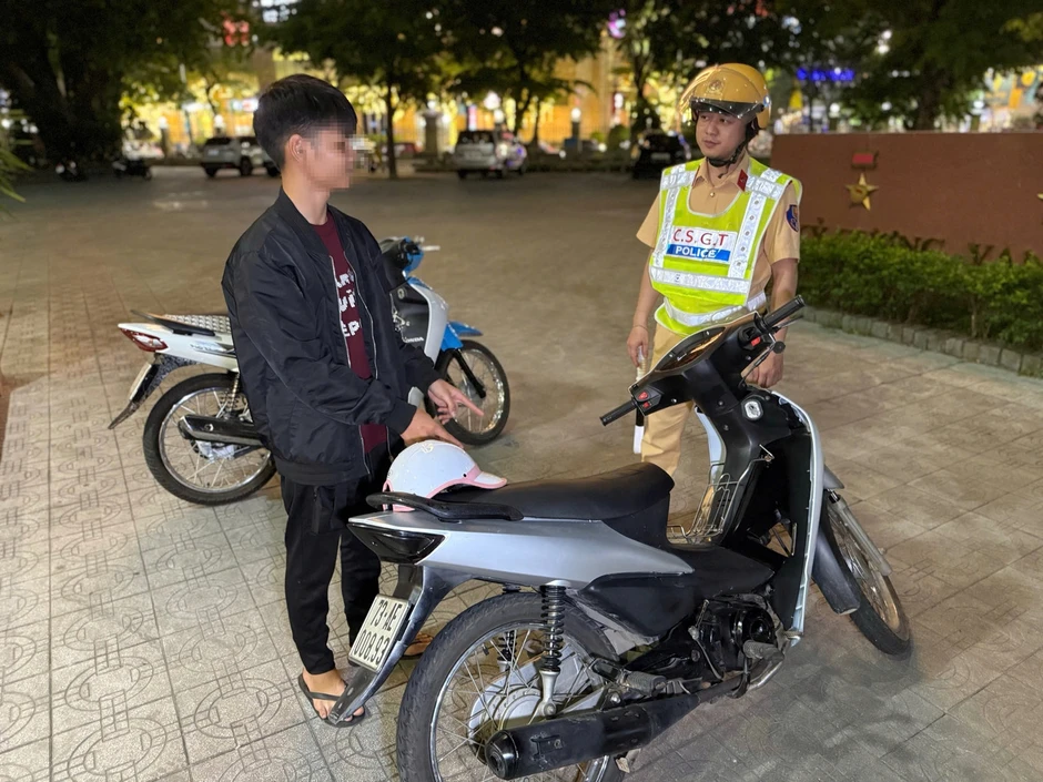 Phát hiện các nhóm thanh thiếu niên livestream cổ vũ đua xe trái phép Phát hiện các nhóm thanh thiếu niên livestream cổ vũ đua xe trái phép