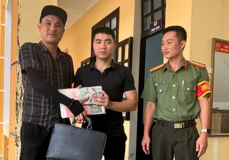 Phát hiện cặp chứa 350 triệu đồng đánh rơi, thanh niên đến công an nhờ tìm người mất Phát hiện cặp chứa 350 triệu đồng đánh rơi, thanh niên đến công an nhờ tìm người mất