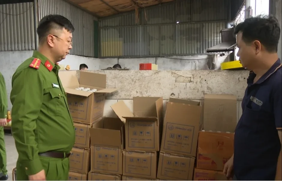 Phát hiện cơ sở sản xuất gần 1.000 lít giấm giả bằng axit pha nước lã Phát hiện cơ sở sản xuất gần 1.000 lít giấm giả bằng axit pha nước lã