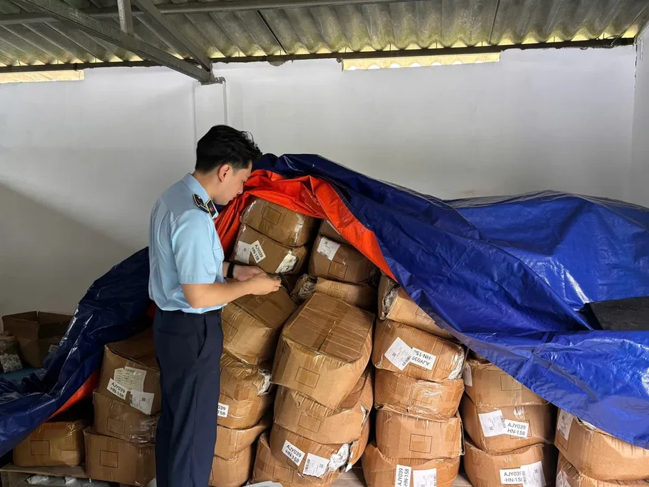 Phát hiện cơ sở sản xuất hàng trăm ngàn gói súp bột giả mạo Acecook Phát hiện cơ sở sản xuất hàng trăm ngàn gói súp bột giả mạo Acecook
