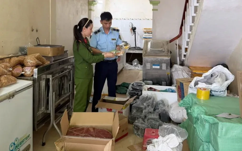 Phát hiện cơ sở tự in nhãn mác, sản xuất “Nem chua rán Hà Nội” giả quy mô lớn Phát hiện cơ sở tự in nhãn mác, sản xuất “Nem chua rán Hà Nội” giả quy mô lớn