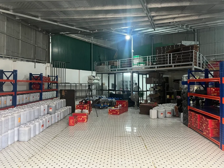 Phát hiện điểm chứa trữ gần 9.000 lít rượu có dấu hiệu vi phạm tại Hà Nội