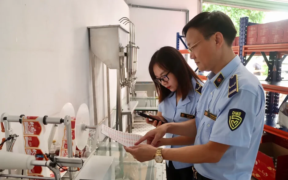 Phát hiện điểm chứa trữ gần 9.000 lít rượu có dấu hiệu vi phạm tại Hà Nội