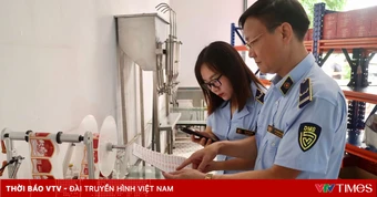 Phát hiện điểm chứa trữ gần 9.000 lít rượu có dấu hiệu vi phạm tại Hà Nội