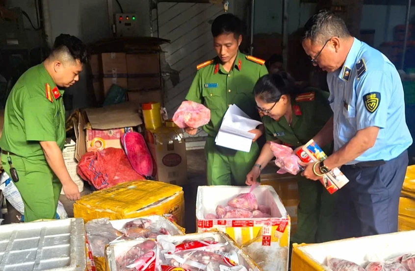 Phát hiện gần một tấn thịt heo, đùi gà hôi thối Phát hiện gần một tấn thịt heo, đùi gà hôi thối