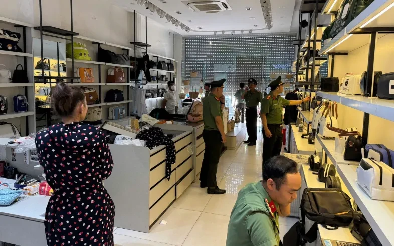 Phát hiện hàng nghìn sản phẩm hàng hiệu chưa rõ nguồn gốc trị giá hàng tỷ đồng Phát hiện hàng nghìn sản phẩm hàng hiệu chưa rõ nguồn gốc trị giá hàng tỷ đồng