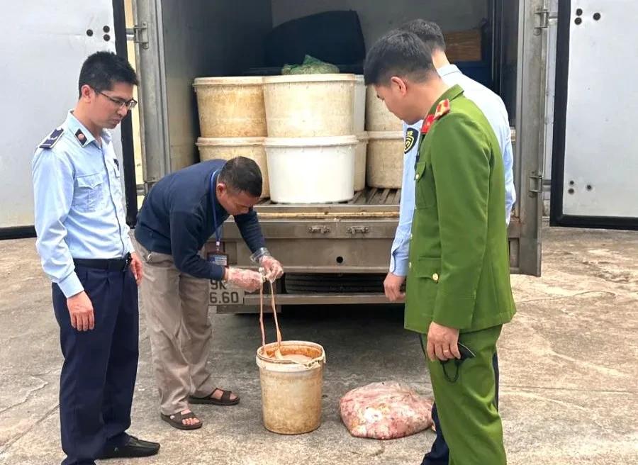 Phát hiện hàng tấn nầm, lòng lợn bẩn, không rõ nguồn gốc Phát hiện hàng tấn nầm, lòng lợn bẩn, không rõ nguồn gốc