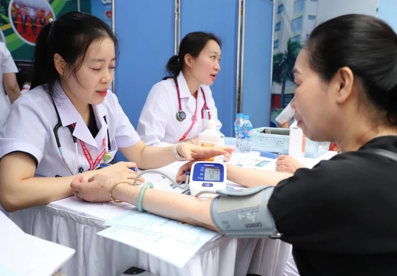 Phát hiện hơn 2.800 trường hợp bất thường qua khám sức khỏe miễn phí Phát hiện hơn 2.800 trường hợp bất thường qua khám sức khỏe miễn phí