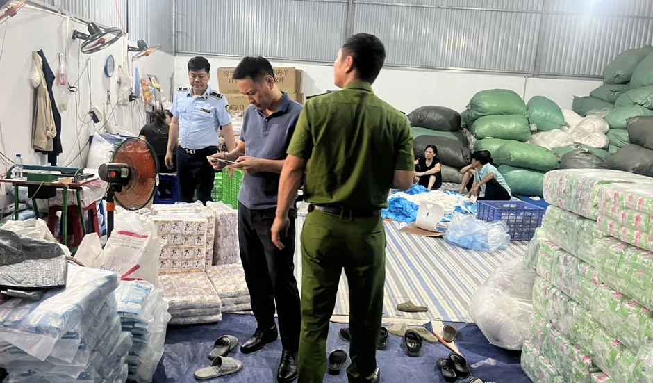 Phát hiện hơn 37.000 gói băng vệ sinh giả nhãn hiệu lớn Phát hiện hơn 37.000 gói băng vệ sinh giả nhãn hiệu lớn