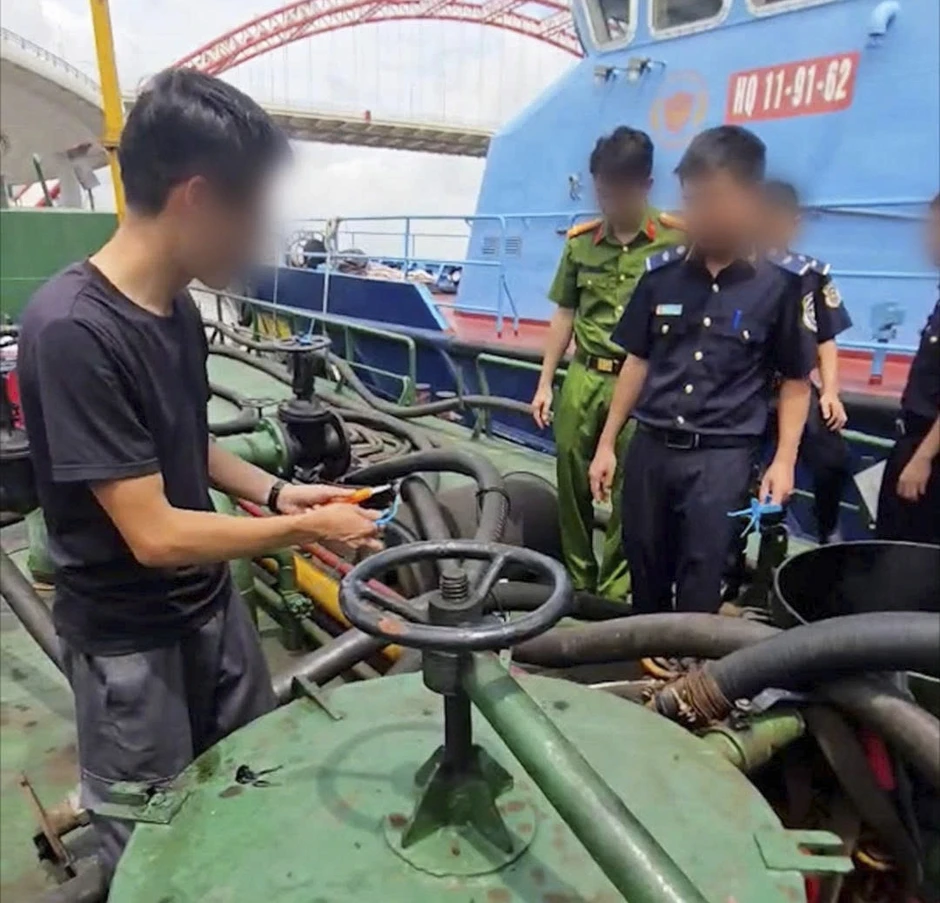 Phát hiện hơn 70.000 lít dầu FO nghi nhập lậu trên vùng biển Hải Phòng Phát hiện hơn 70.000 lít dầu FO nghi nhập lậu trên vùng biển Hải Phòng