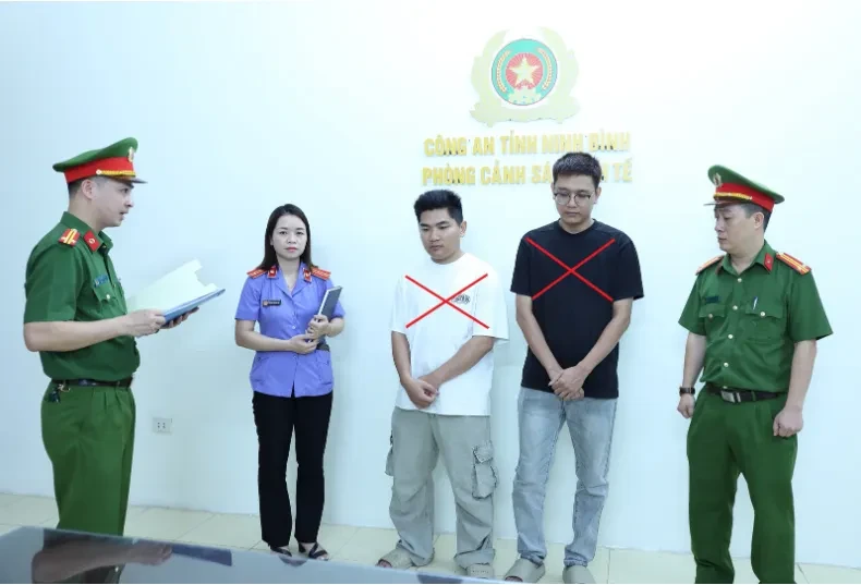 Phát hiện hơn 7.600 đôi giày, dép giả nhãn hiệu tại Ninh Bình Phát hiện hơn 7.600 đôi giày, dép giả nhãn hiệu tại Ninh Bình