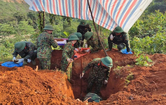 Phát hiện lọ thuỷ tinh đựng di vật chôn cùng hài cốt liệt sĩ Phát hiện lọ thuỷ tinh đựng di vật chôn cùng hài cốt liệt sĩ