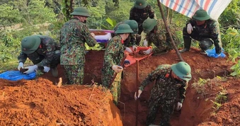 Phát hiện lọ thuỷ tinh đựng di vật chôn cùng hài cốt liệt sĩ