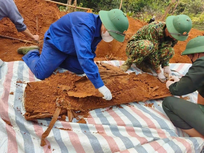 Phát hiện lọ thuỷ tinh nghi chứa thông tin quan trọng chôn cùng hài cốt liệt sĩ Phát hiện lọ thuỷ tinh nghi chứa thông tin quan trọng chôn cùng hài cốt liệt sĩ
