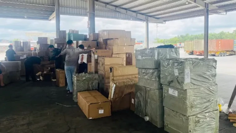 Phát hiện máy tính bảng, iPhone cũ và hàng chục nghìn sản phẩm vi phạm sở hữu trí tuệ tại nhiều cửa khẩu Phát hiện máy tính bảng, iPhone cũ và hàng chục nghìn sản phẩm vi phạm sở hữu trí tuệ tại nhiều cửa khẩu