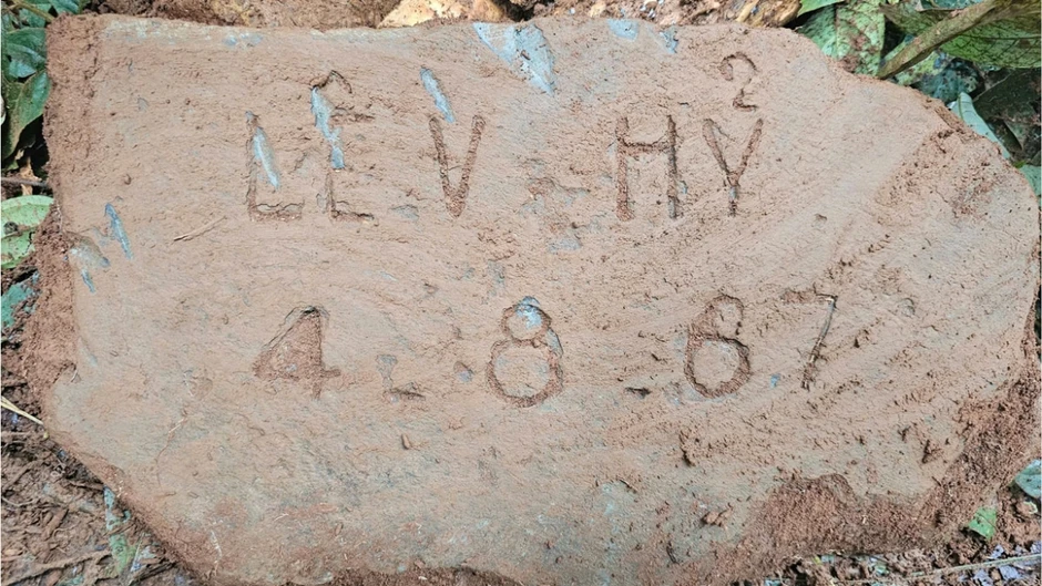 Phát hiện mộ tập thể và chiếc bút khắc chữ "Tiến Quy" tại Đồng Nai Phát hiện mộ tập thể và chiếc bút khắc chữ "Tiến Quy" tại Đồng Nai