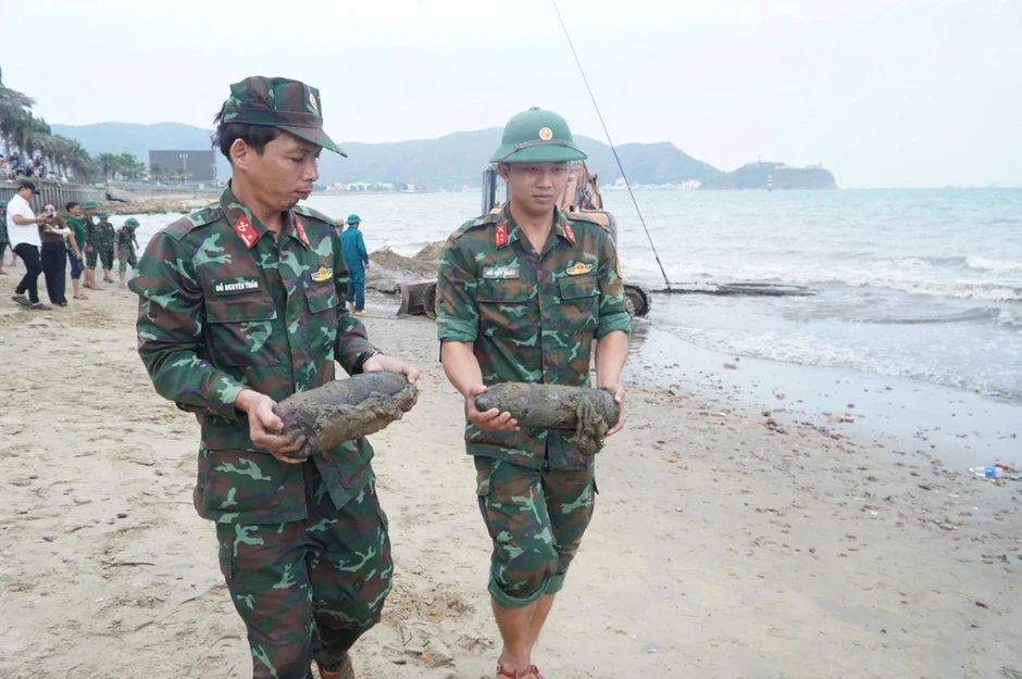 Phát hiện nhiều đạn pháo khi trục vớt xe tăng cũ tại biển Quy Nhơn Phát hiện nhiều đạn pháo khi trục vớt xe tăng cũ tại biển Quy Nhơn
