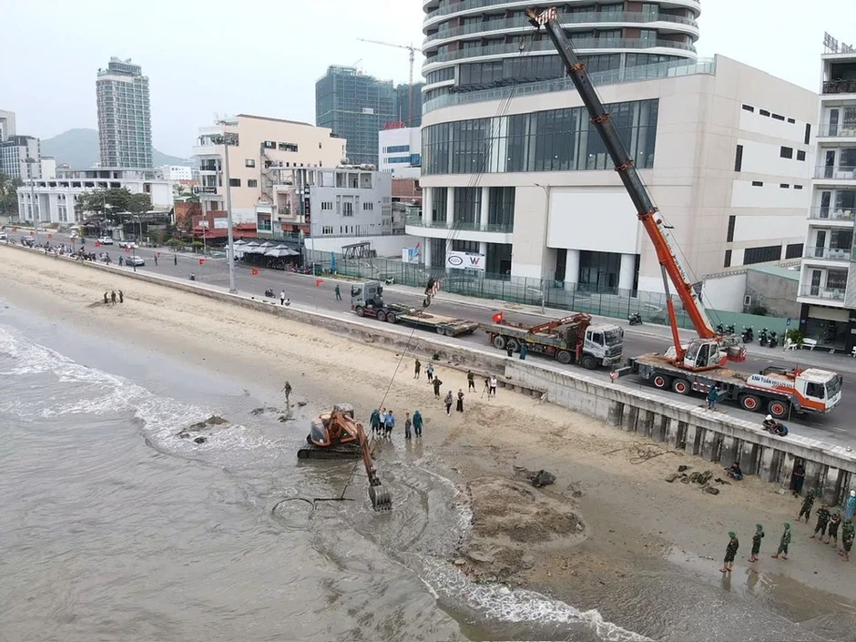 Phát hiện nhiều đạn pháo khi trục vớt xe tăng cũ tại biển Quy Nhơn Phát hiện nhiều đạn pháo khi trục vớt xe tăng cũ tại biển Quy Nhơn