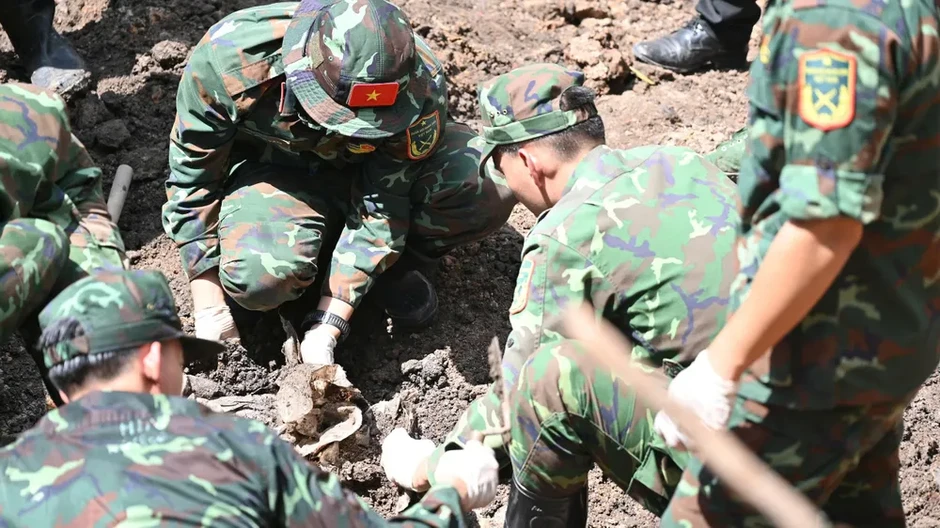 Phát hiện, quy tập thêm 15 bộ hài cốt liệt sĩ tại Công viên Lê Thị Riêng Phát hiện, quy tập thêm 15 bộ hài cốt liệt sĩ tại Công viên Lê Thị Riêng