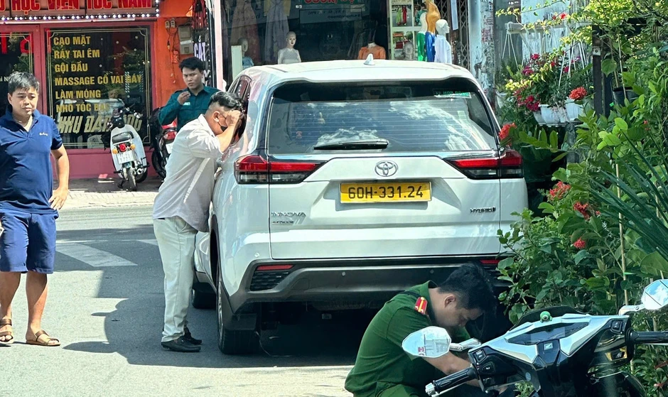 Phát hiện tài xế tử vong trong ô tô khóa kín tại TPHCM Phát hiện tài xế tử vong trong ô tô khóa kín tại TPHCM
