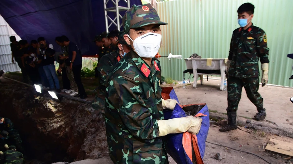 Phát hiện thêm 13 hài cốt liệt sĩ tại Công viên Lê Thị Riêng Phát hiện thêm 13 hài cốt liệt sĩ tại Công viên Lê Thị Riêng