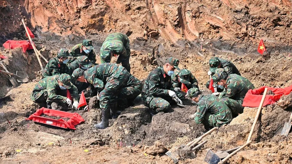 Phát hiện thêm 17 bộ hài cốt liệt sĩ và nhiều di vật có giá trị tại Công viên Lê Thị Riêng Phát hiện thêm 17 bộ hài cốt liệt sĩ và nhiều di vật có giá trị tại Công viên Lê Thị Riêng