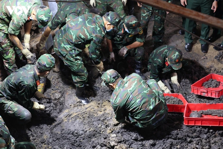 Phát hiện thêm nhiều bộ hài cốt liệt sĩ ở Công viên Lê Thị Riêng Phát hiện thêm nhiều bộ hài cốt liệt sĩ ở Công viên Lê Thị Riêng