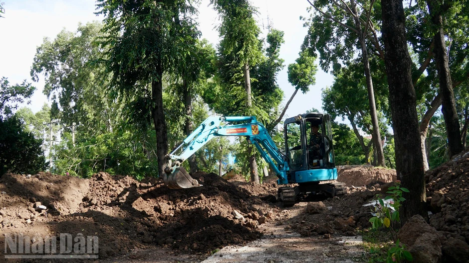 Phát hiện thêm rãnh mộ tập thể tại Công viên Lê Thị Riêng Phát hiện thêm rãnh mộ tập thể tại Công viên Lê Thị Riêng