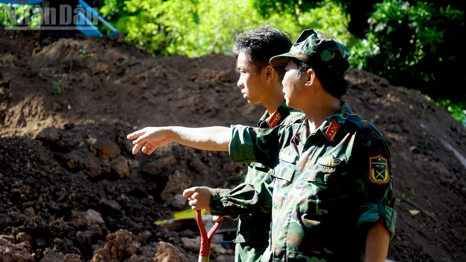 Phát hiện thêm rãnh mộ tập thể tại Công viên Lê Thị Riêng Phát hiện thêm rãnh mộ tập thể tại Công viên Lê Thị Riêng