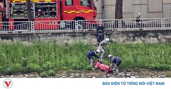 Phát hiện thi thể nam giới nổi úp mặt trên sông Tô Lịch