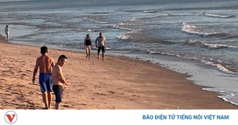 Phát hiện thi thể nam giới trôi dạt vào bờ biển ở Quảng Trị