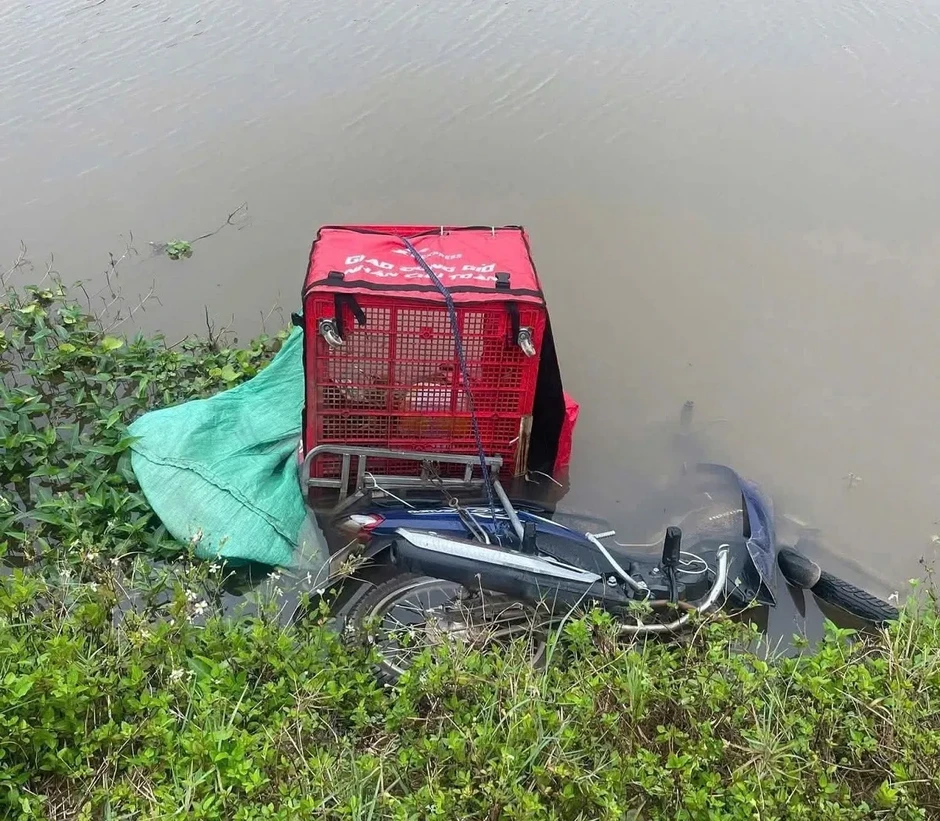 Phát hiện thi thể nam shipper dưới sông ở Ninh Bình Phát hiện thi thể nam shipper dưới sông ở Ninh Bình
