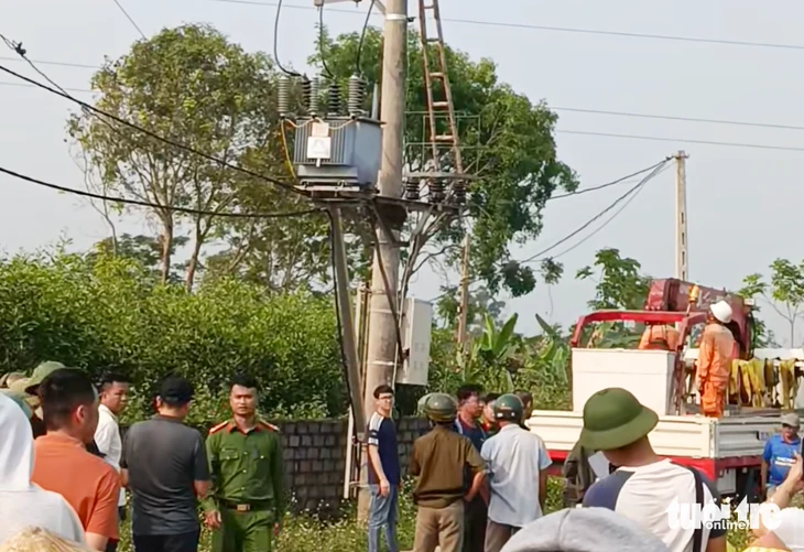 Phát hiện thi thể nam sinh lớp 8 trên cột điện Phát hiện thi thể nam sinh lớp 8 trên cột điện