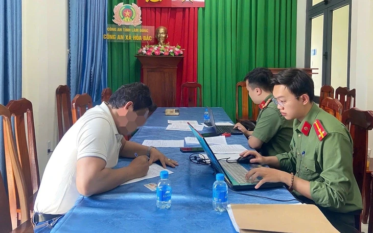 Phát hiện thi thể nam sinh viên dưới vực sâu tại chân đèo Chuối Lâm Đồng Phát hiện thi thể nam sinh viên dưới vực sâu tại chân đèo Chuối Lâm Đồng