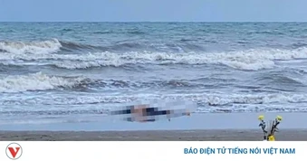 Phát hiện thi thể nam thanh niên trôi dạt vào bờ biển Hà Tĩnh