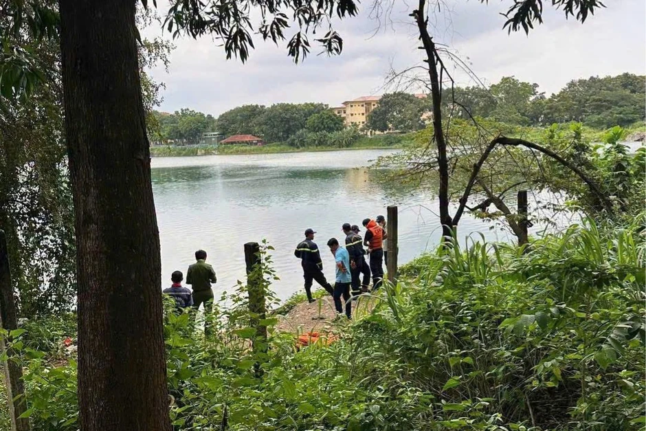Phát hiện thi thể người đàn ông nổi trên Hồ Đá Phát hiện thi thể người đàn ông nổi trên Hồ Đá