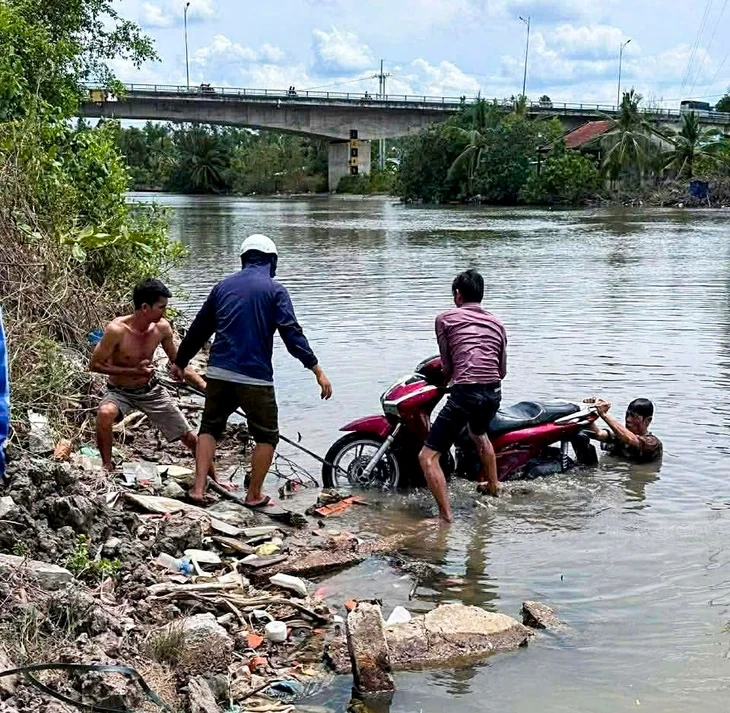 Phát hiện thi thể nhân viên trường học trôi trên sông với nhiều vết thương trên người Phát hiện thi thể nhân viên trường học trôi trên sông với nhiều vết thương trên người