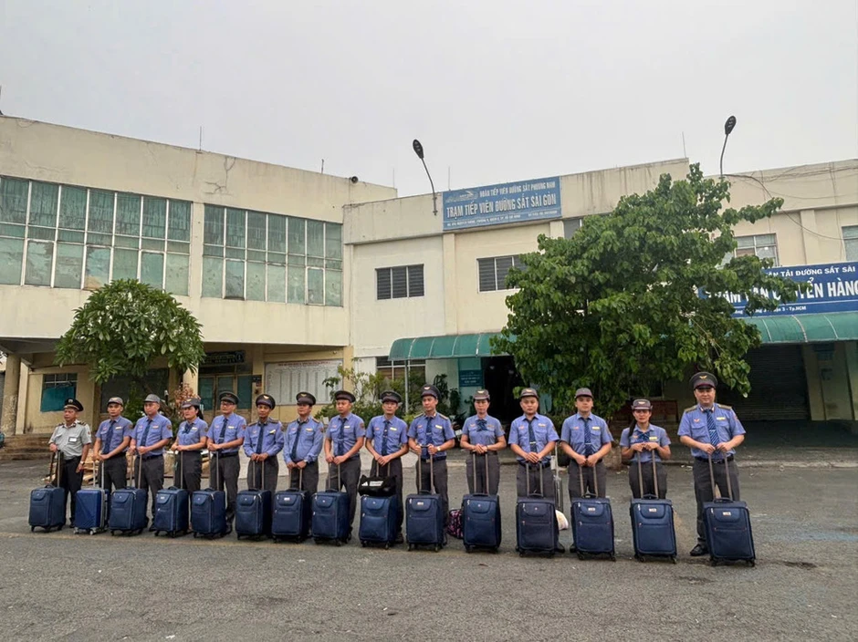 Phát hiện, trao trả tài sản cho hành khách bỏ quên trên tàu SE9 Phát hiện, trao trả tài sản cho hành khách bỏ quên trên tàu SE9